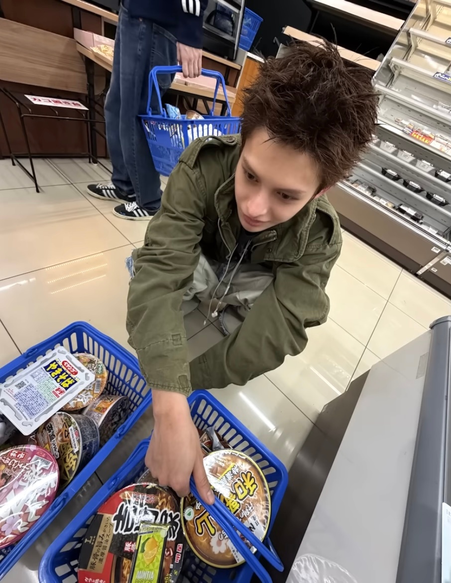 头上顶着两妙脆角就这样萌萌笑 