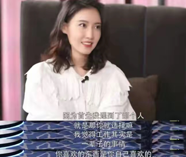 #高露曾谈婚后生活#高露女儿在社交平台晒出和妈妈的合照，但遭到网友的质疑，高露本