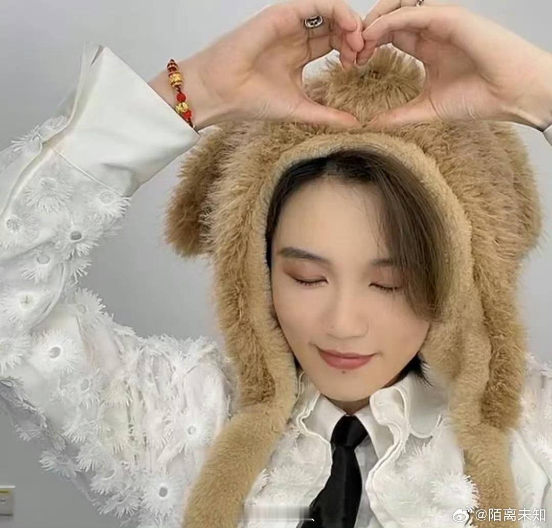 陆柯燃一怒之下怒了一下  昨晚直播陆柯燃太让人惊喜了！新专辑宣传各种福利，冷峻黑