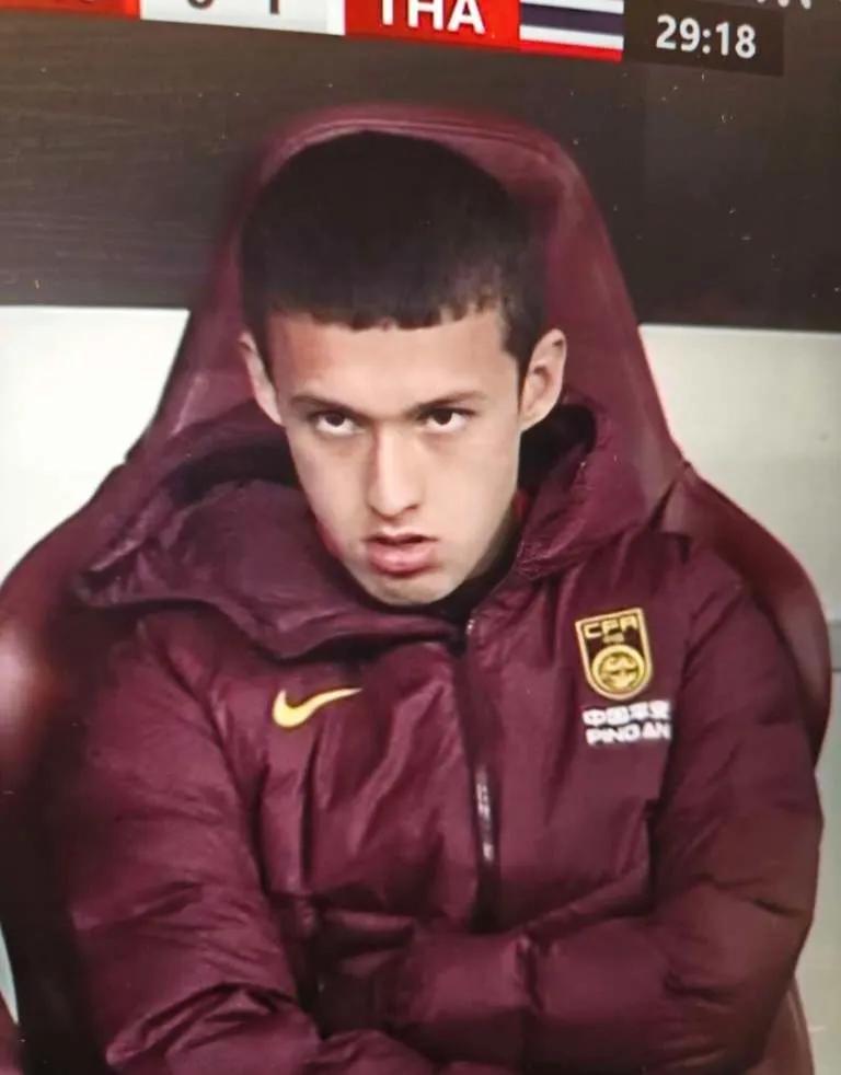 依木兰把板凳坐穿，昨天最遗憾的是依木兰没有得到替补上场的机会，看着依木兰的表情真