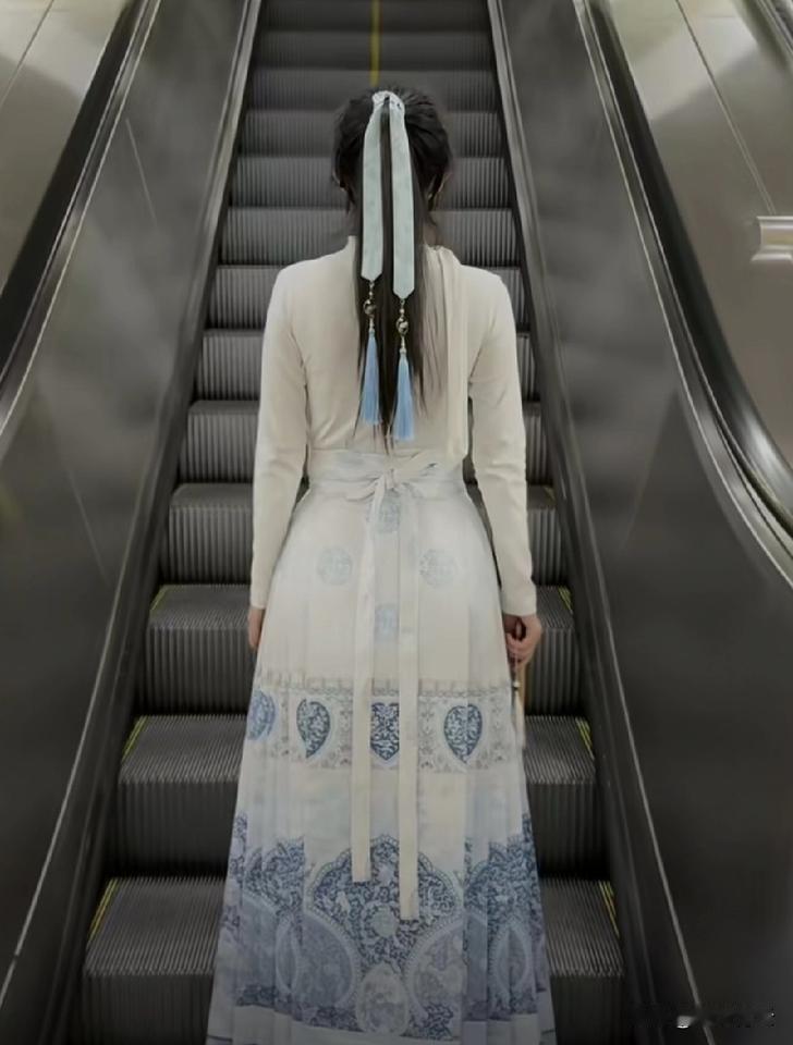 人活到一定年纪，就慢慢懂了，日子最好的模样，从来都是素净的。

不必总盯着别人的