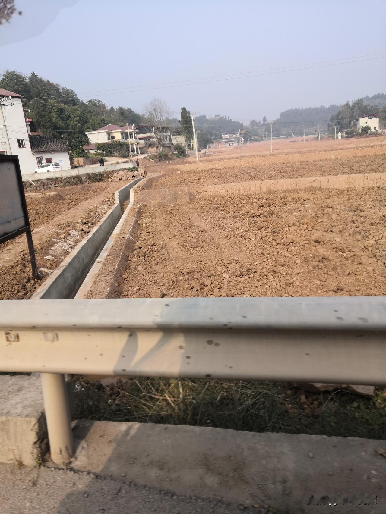 前不久，看见在田里面忙碌的小型挖土机，在田里面工作忙碌，他们用机器写就人生，实现