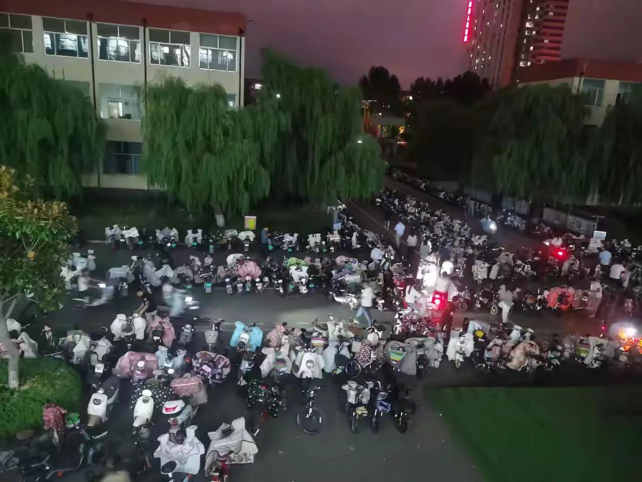 听说国庆节后，学生下课时间由原来的十分钟增加到15分钟，看上去孩子有了更多的自由