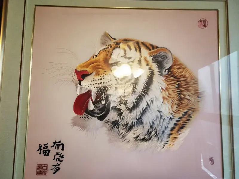 “画龙画虎难画骨”这上联韵味十足，它就像生活的一面镜子，反射出人性和事物的复杂。