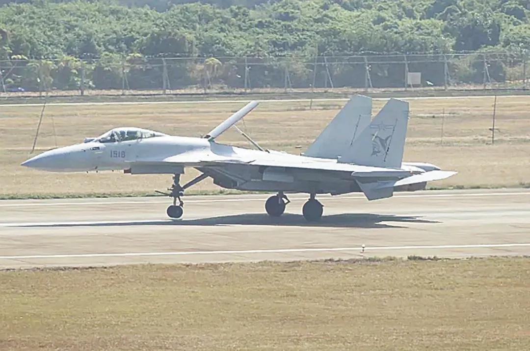 中国航母五件套逐步实现。中国海军“航母五件套”渐趋完备。歼-15t 弹射舰载机亮