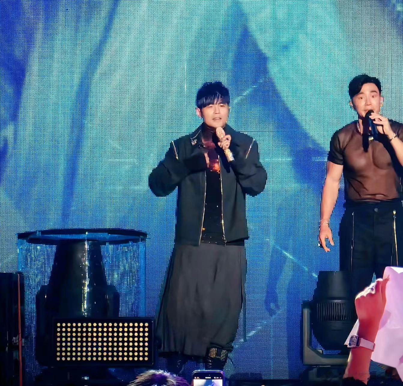 #周杰伦刘畊宏一个在冬天一个在夏天# 不允许还有人没看过周董演唱会！演唱会现场氛