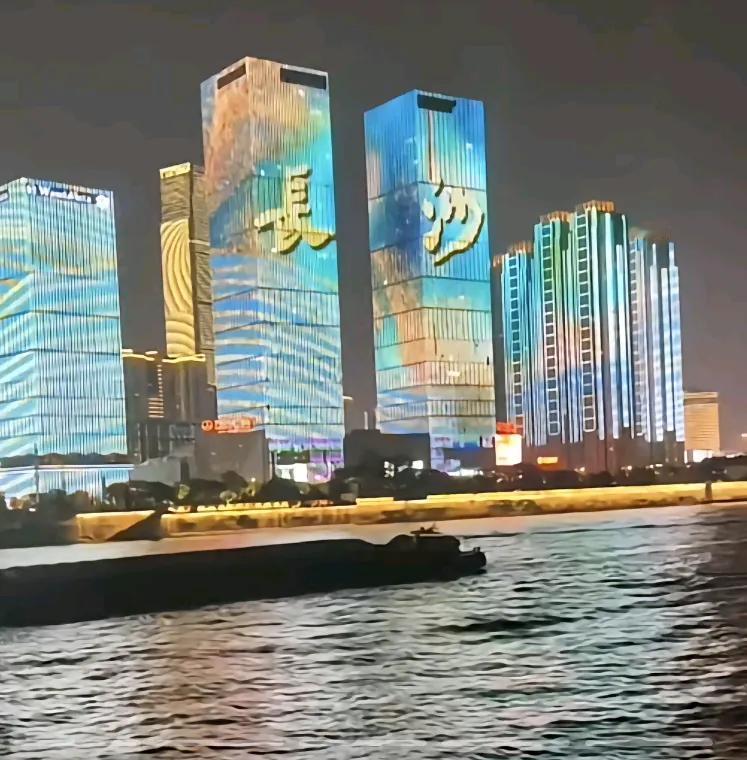 中国消费最高的10大城市
1.上海
2.广州
3.深圳
4.北京
5.杭州
6.