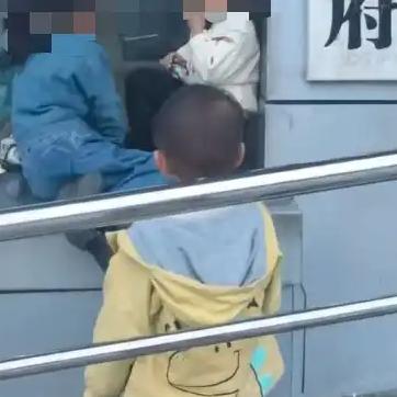 镇政府牌匾上的孩童涂鸦，是行政理性与市井温情的一场意外邂逅。
这幅画面之所以打动