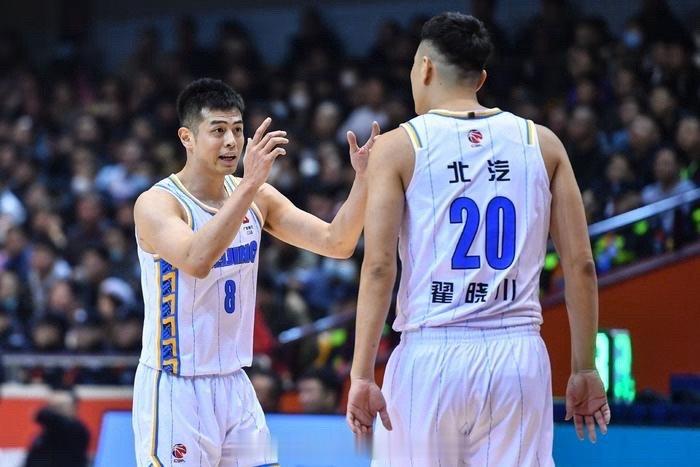 北京首钢续约两位老将翟晓川和方硕，两人目前职业生涯都在北京队效力 ​​​