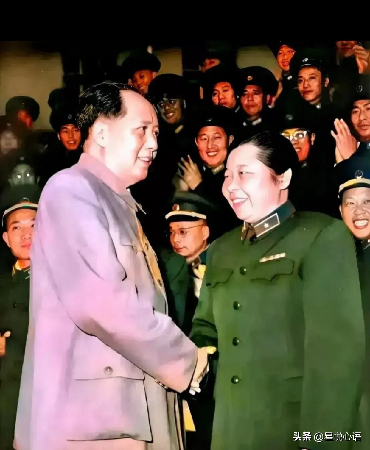 开国第一位女将军的人生比爽文还燃！

她9岁就被卖去当童养媳，
天不亮就得干活，