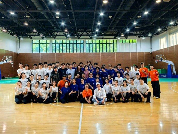 【 吴京儿童节晒中戏大合照】吴京和中戏大儿童们过个节 6月1日，发文表示：和中戏
