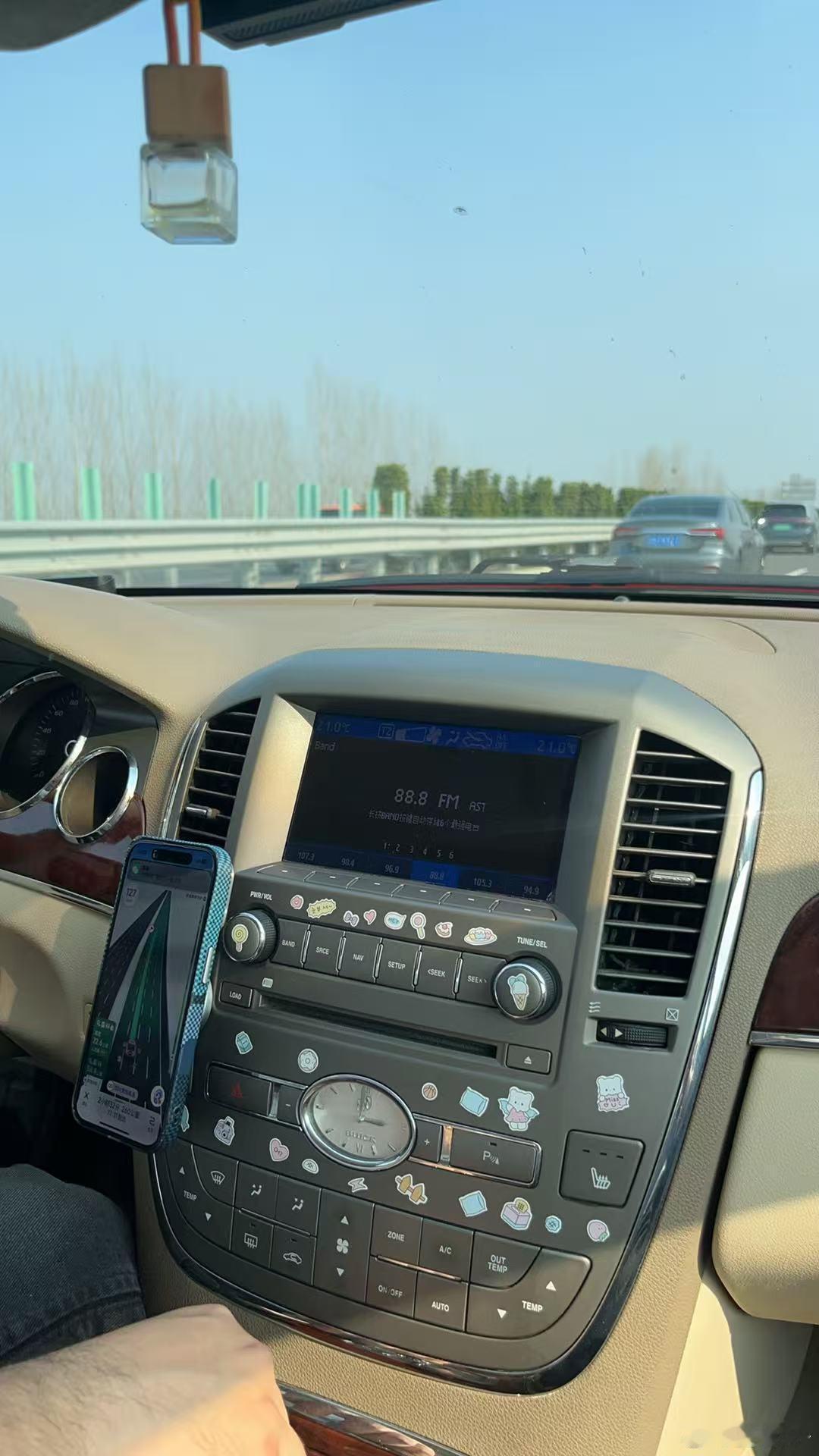 五一航班大面积取消那国内的景点人不得更多啊去年堵在高速上，堵了三个小时，几年已经