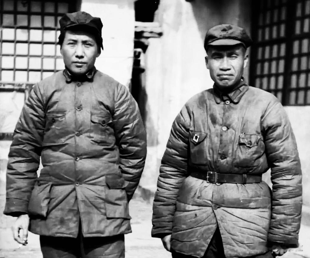 毛主席：属蛇。
朱德：属狗。
这些元勋和将领们都在1976年去世。
他们属相各不