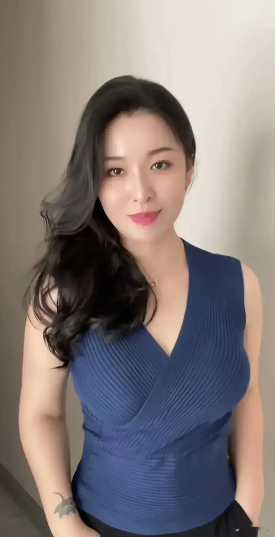 性感女神，美丽动人。#好身材性感女神# #性感黑丝高跟yyds# #熟女阿姨最迷