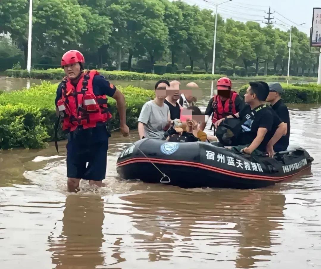 终于看到了那位救援人员的正面，
心里确实有些不是滋味，他应该有50左右了吧？

