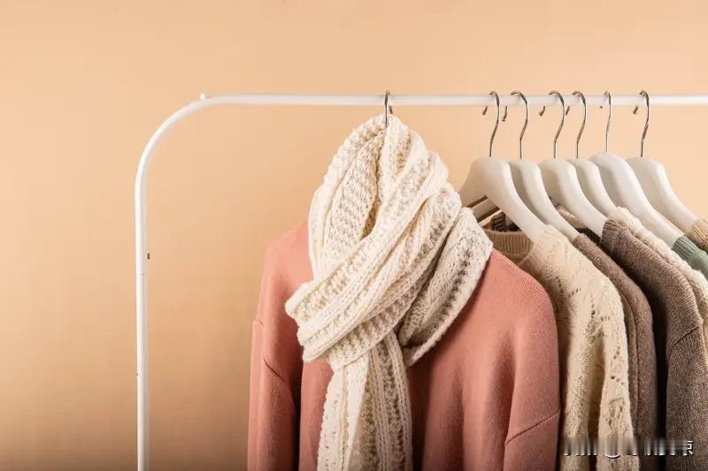 霜降是每年10月23日前后，是秋季最后一个节气。这时候昼夜温差极大，穿衣可得上点