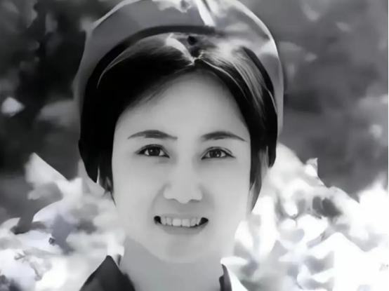 1970年，许世友的掌上明珠陪人踏入医院大门，院长对她一见倾心，刚拿起纸笔，她说