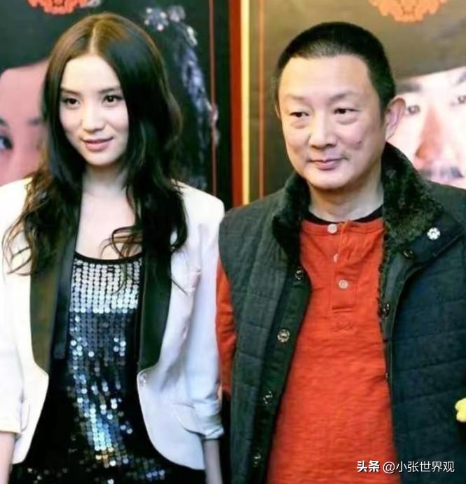 2007年，50岁的导演张黎爱上了27岁的宋佳，当时的张黎已经结了5次婚，为了娶