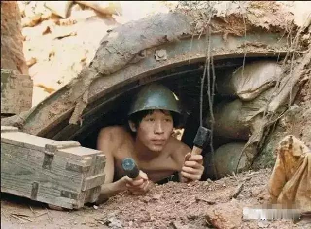 老兵虽老，军魂永恒！
山东青州参战老兵闫吉国在前线“猫耳洞”及现在。
致敬！所有