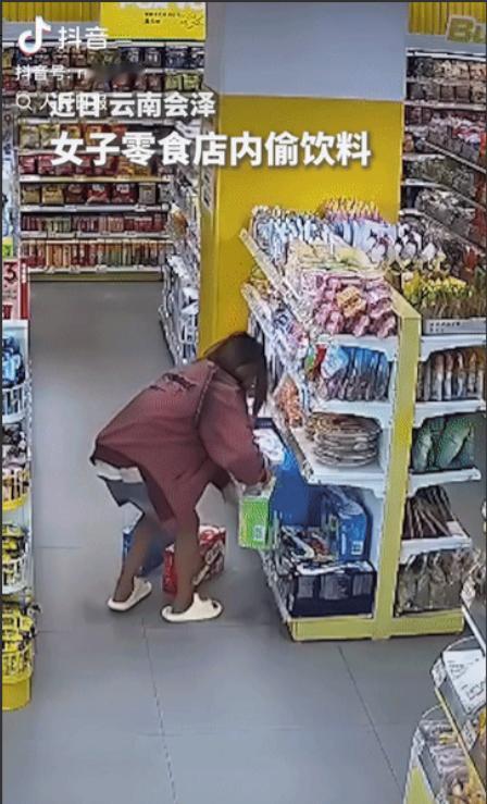 “太离谱了!” 云南会泽，一名女子鬼鬼祟祟地在超市里偷走4箱牛奶，见没被店员发现