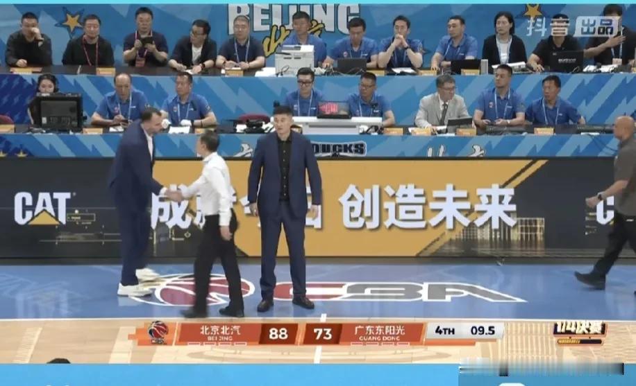 广东男篮73-88不敌北汽男篮，大比分1-2被淘汰出局，会产生6个连锁反应。
1