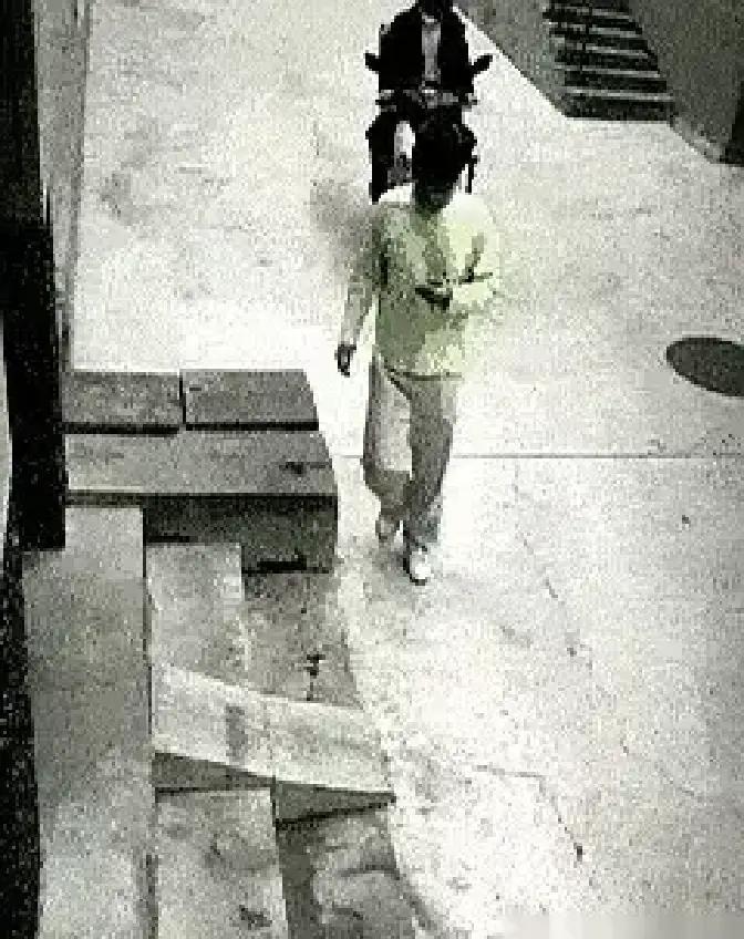 劫匪抢银行时腾不出手，竟把枪递给被抢的男人：