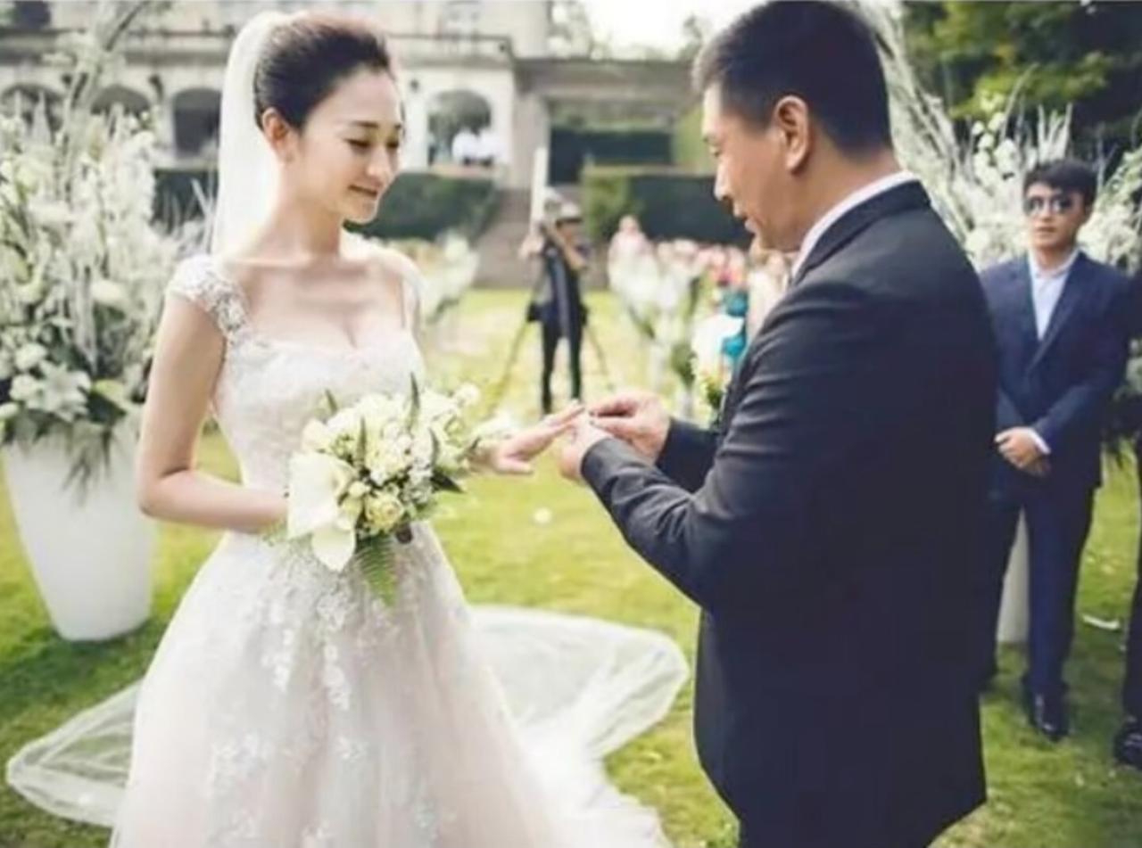 李小冉官宣离婚，一句话体面收尾！
10月19日，李小冉发文官宣离婚，简短一句：去