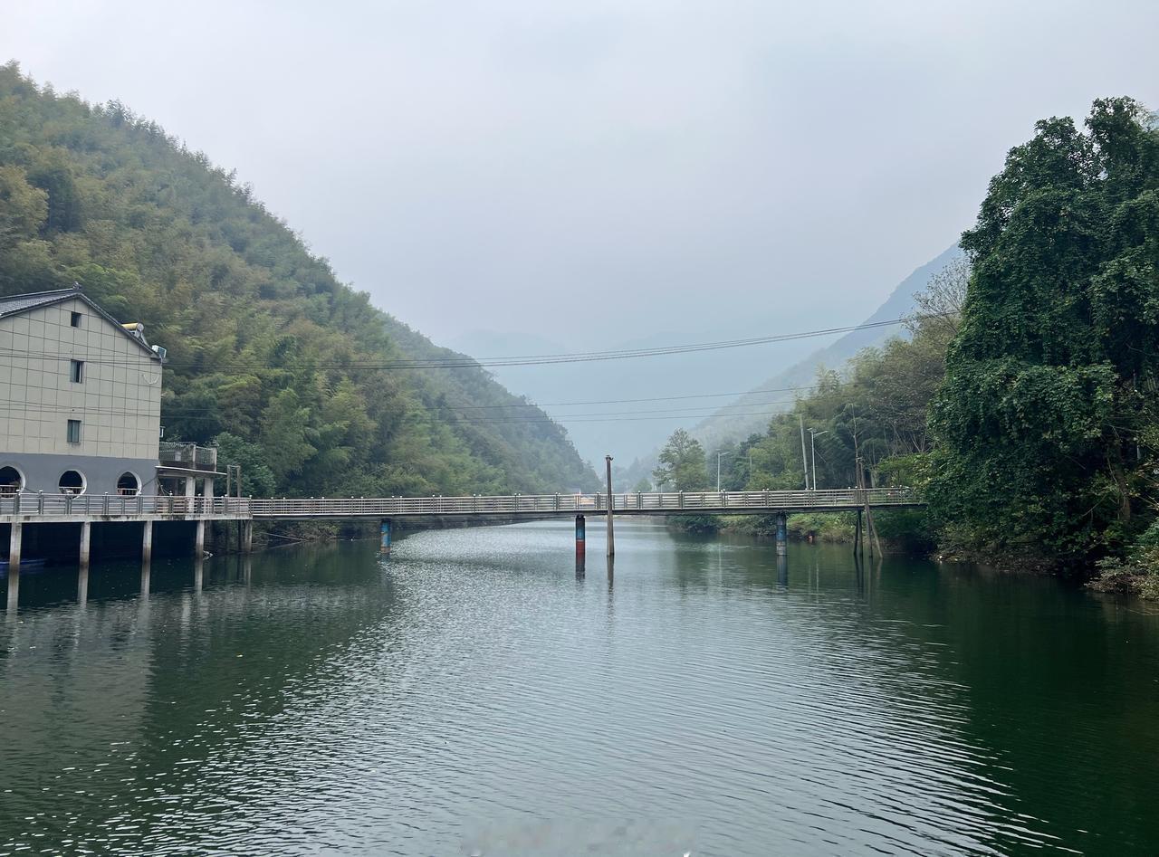 【周末旅行】-绍兴宁波，驾车从陈溪去李家坑的路上，一路蜿蜒的盘山公路，偶尔停车看