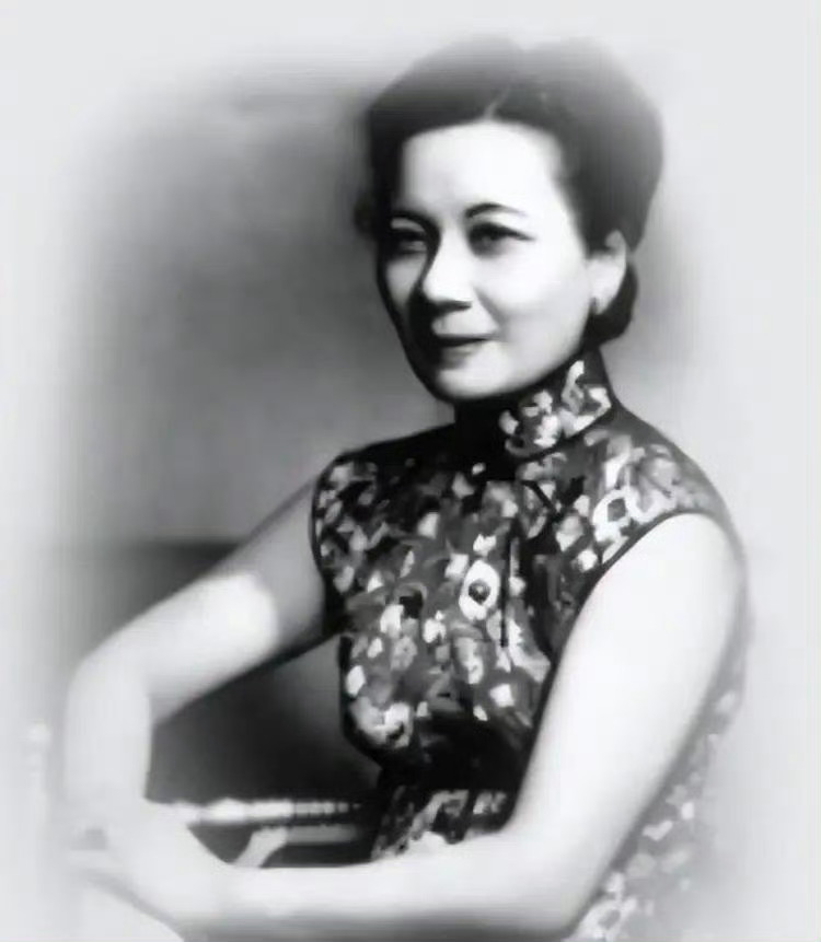 提起宋美龄，世人评价向来两极分化。她曾在抗战外交上助力国家，却也深陷旧时代家族与