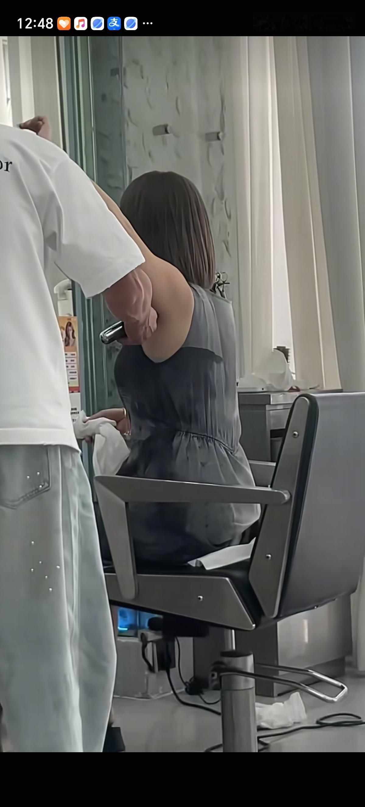 原来去理发店不止可以剪头发，还可以剃掉腋毛。美女来理发店一边照镜子看自己妆容好不