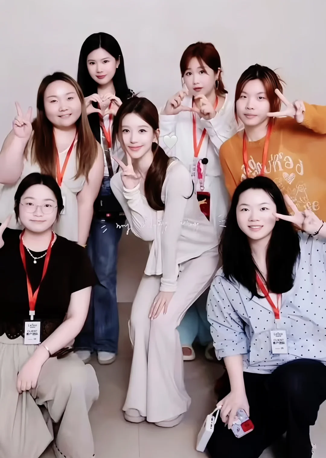 露思和乐品乐茶工作人员合照啦❤️✌️