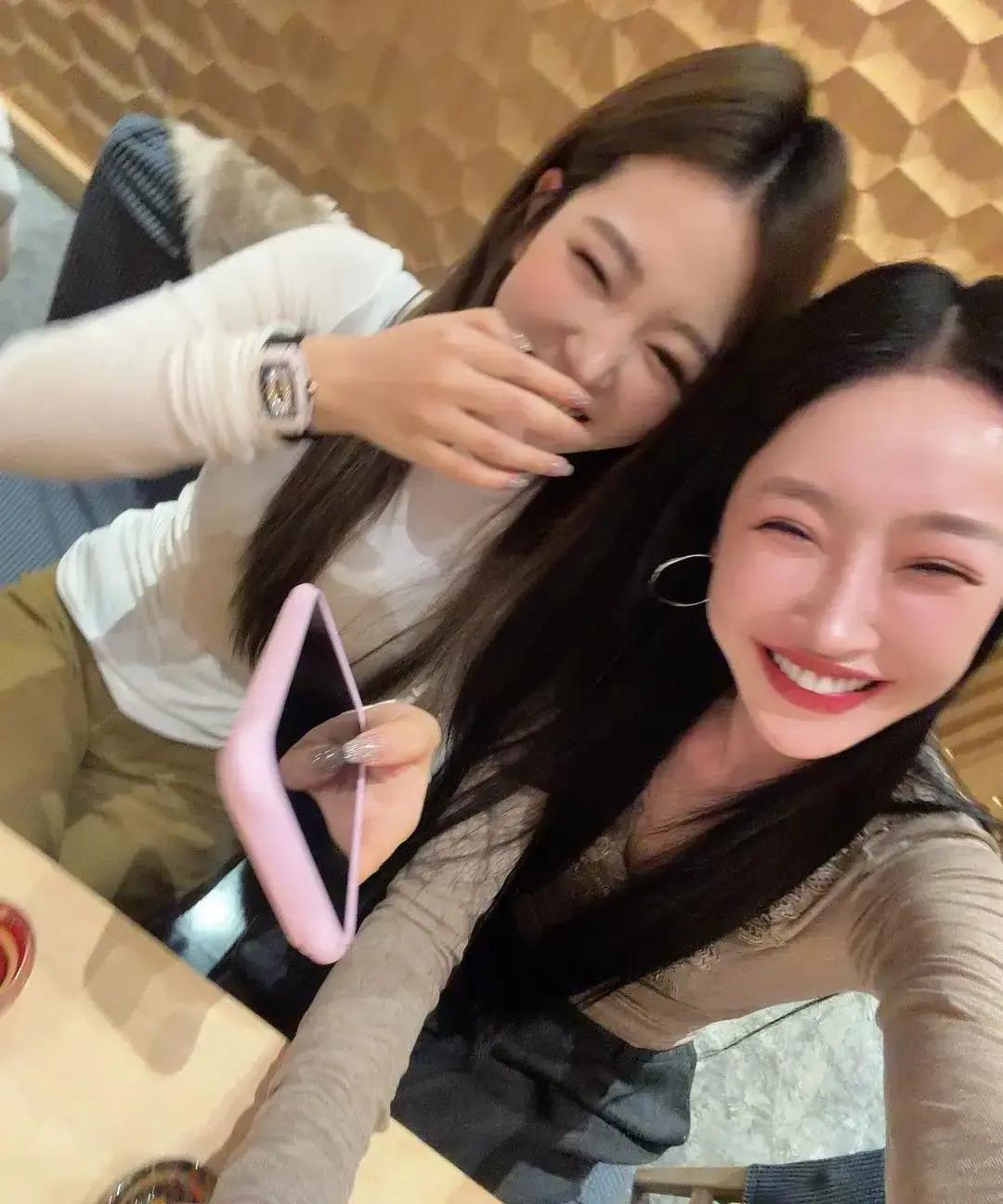 巴扎嘿在直播间里突然宣布停播三个月，理由是嗓子要做手术。

粉丝刷到这条消息时，