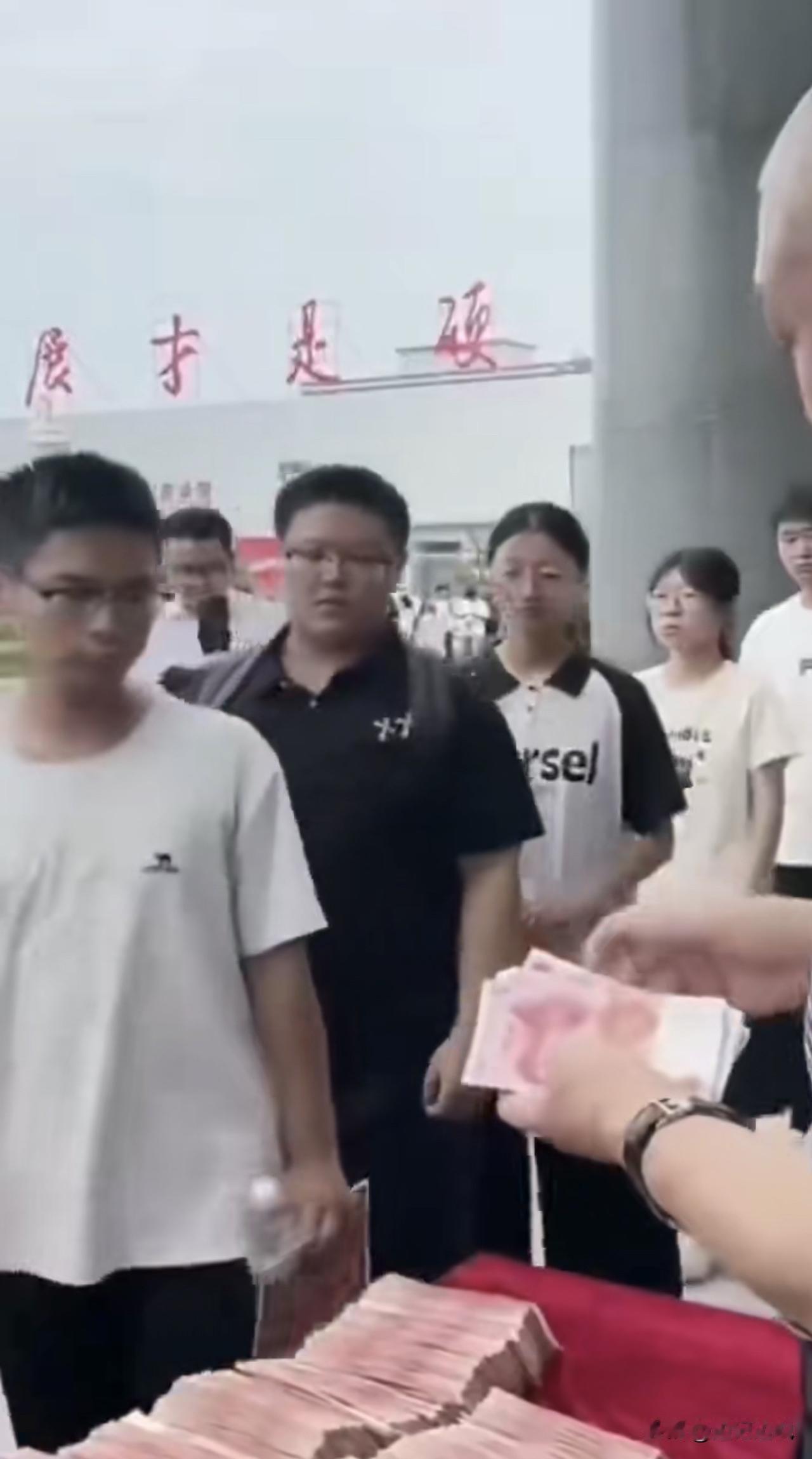 河南矿山崔培军，不把钱给慈善中介，直接发到个人手中，每个学生3000到5000，