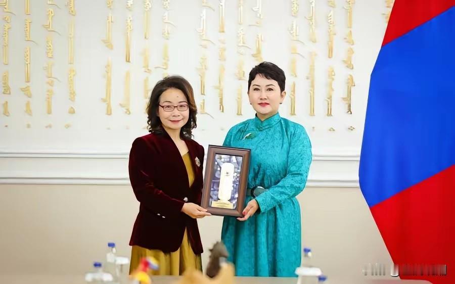 蒙古国外长巴·巴特策策格于 07 月 21 日会见了即将结束任期、离任回国的中国