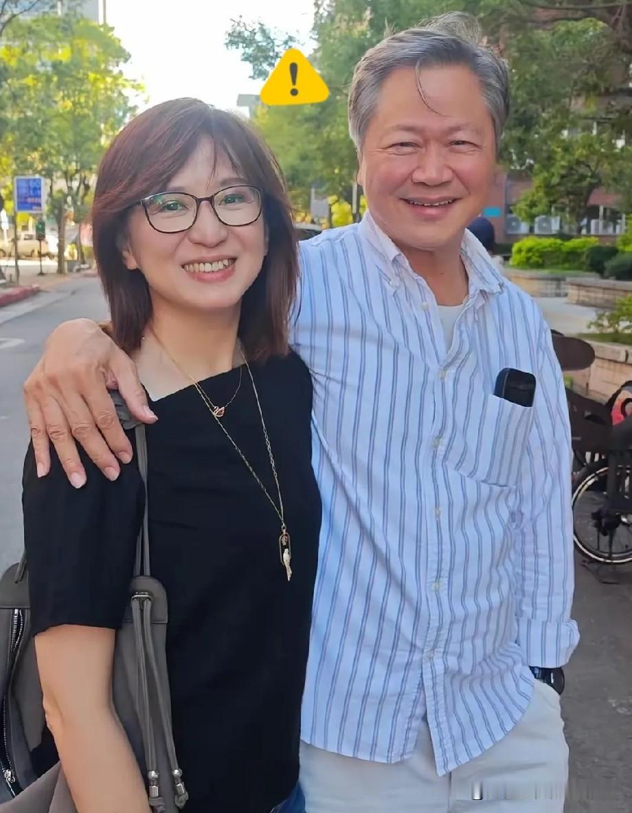 中天主播周玉琴被解雇四天后，发了一张近照，这也是被解雇后第一次发的照片，周玉琴没