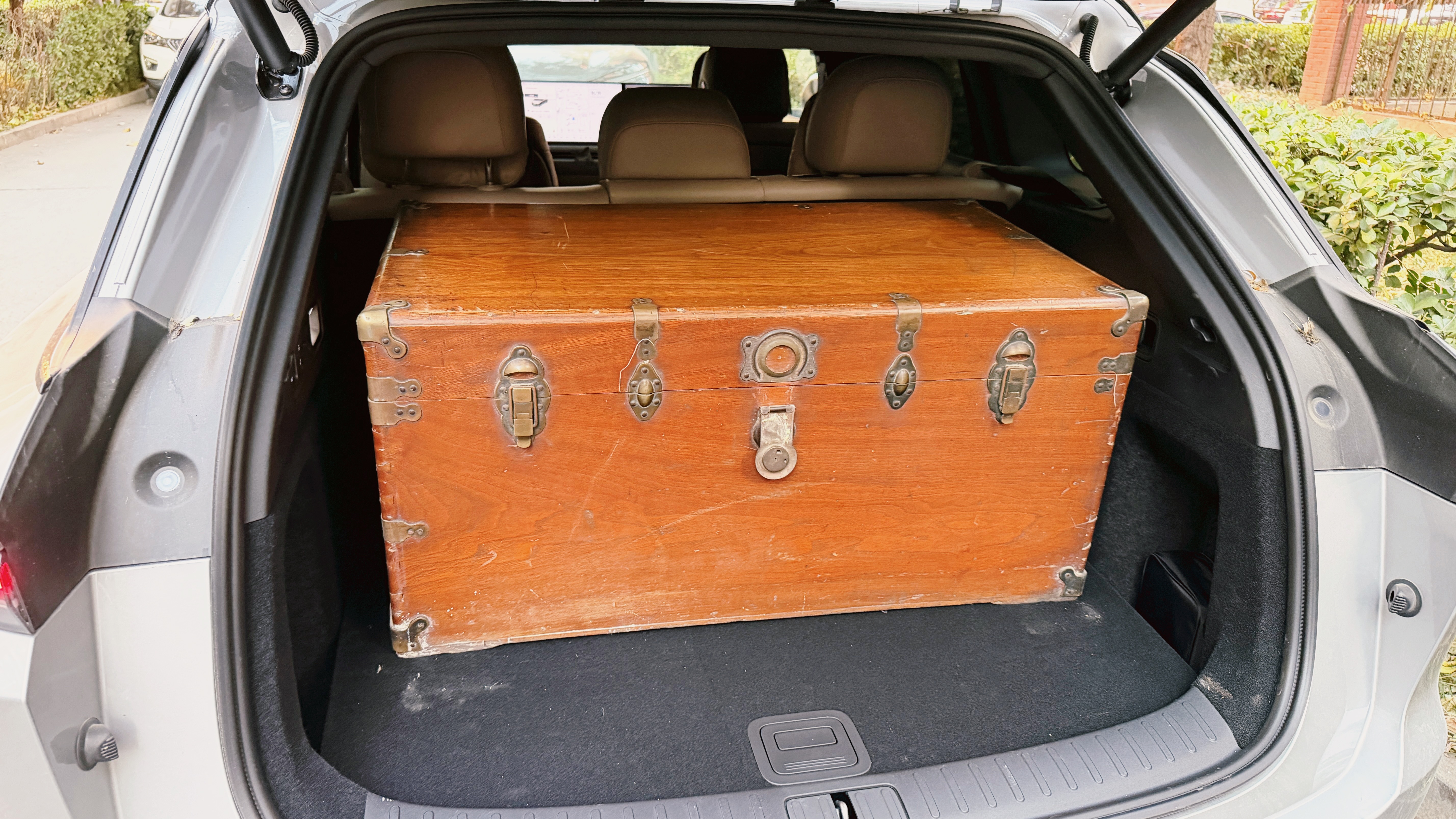 我特别喜欢这种樟木箱子，不是樟木的也行，最好有铜活，摆家里当茶几，里面装满八百年