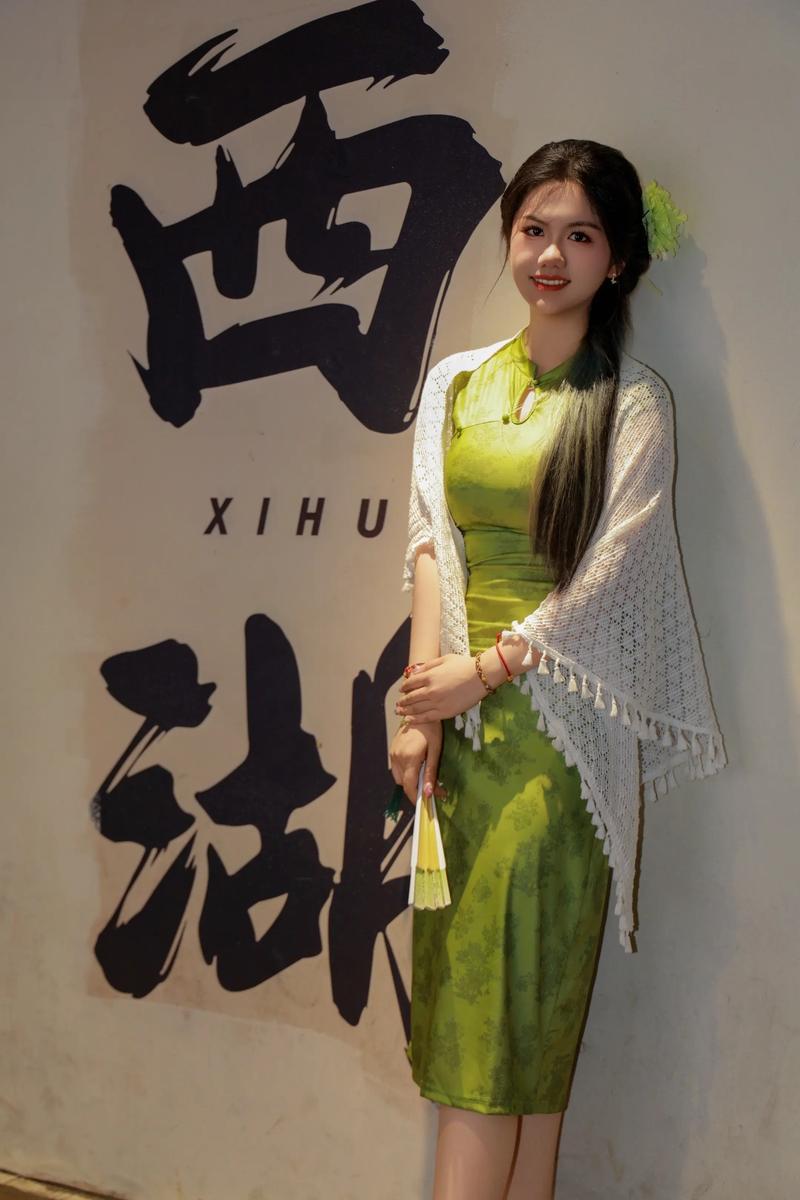 杭州西湖断桥边那袭摇曳的裙摆，藏着中国女人从少女到暮年都不肯说的浪漫心战！

当