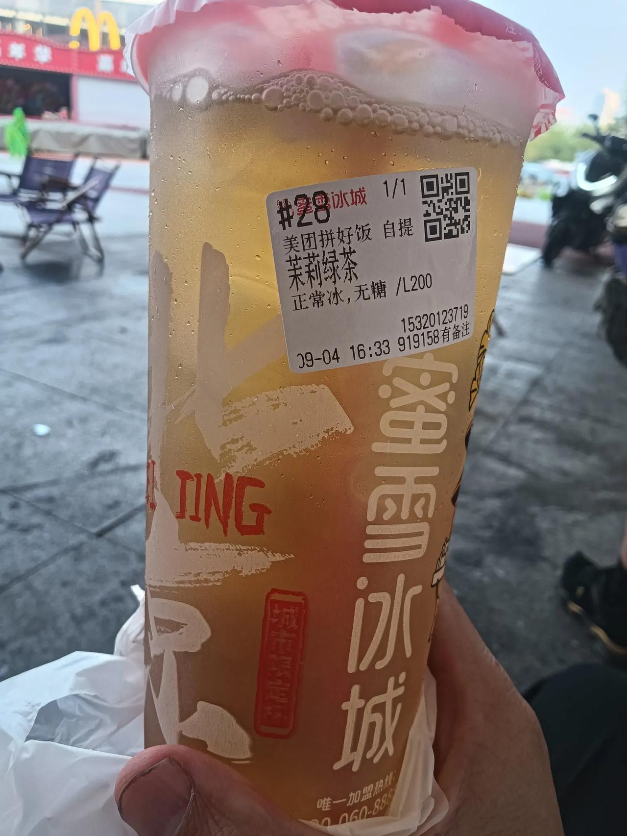 蜜雪的茉莉绿茶还是无糖的有茶叶味。
很多人喜欢喝加糖的甚至直接七分甜度拉满。他们