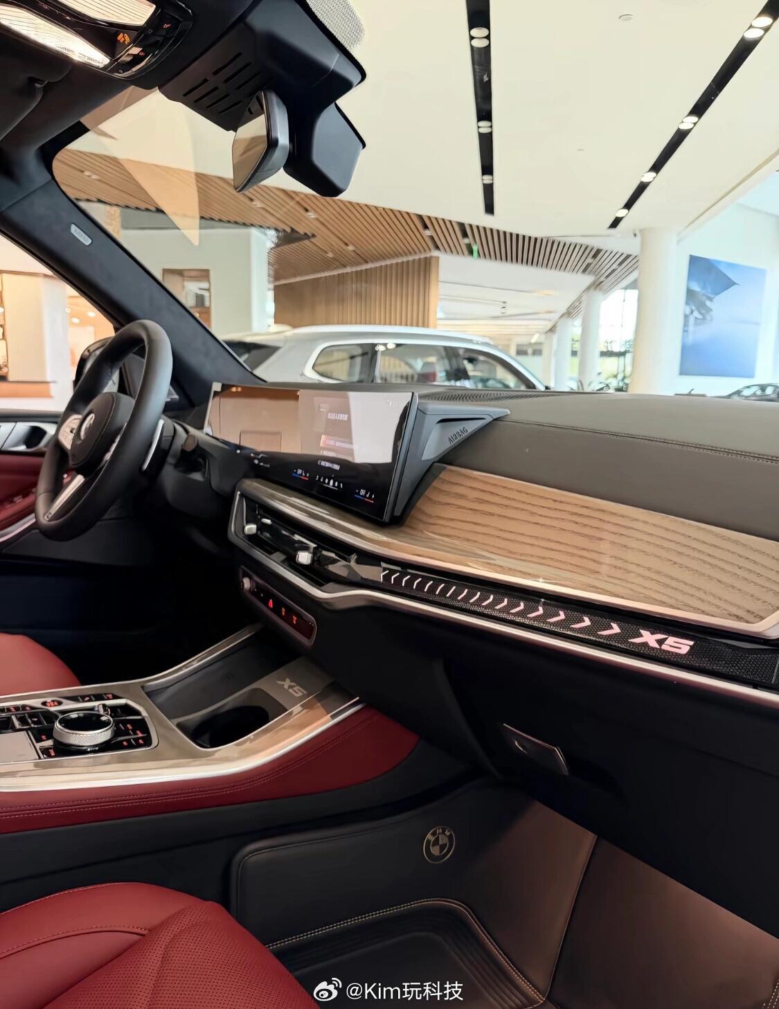 这回用上了48V轻混，起步更轻快，油耗还降了点，方向盘手感依旧精准。 