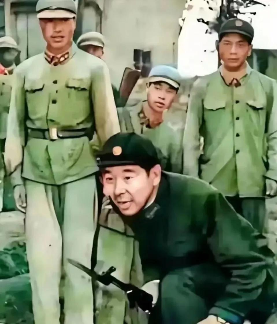 1964年，时任广州军区司令员黄永胜上将，正在给战士们示范战术动作，动作可谓是相