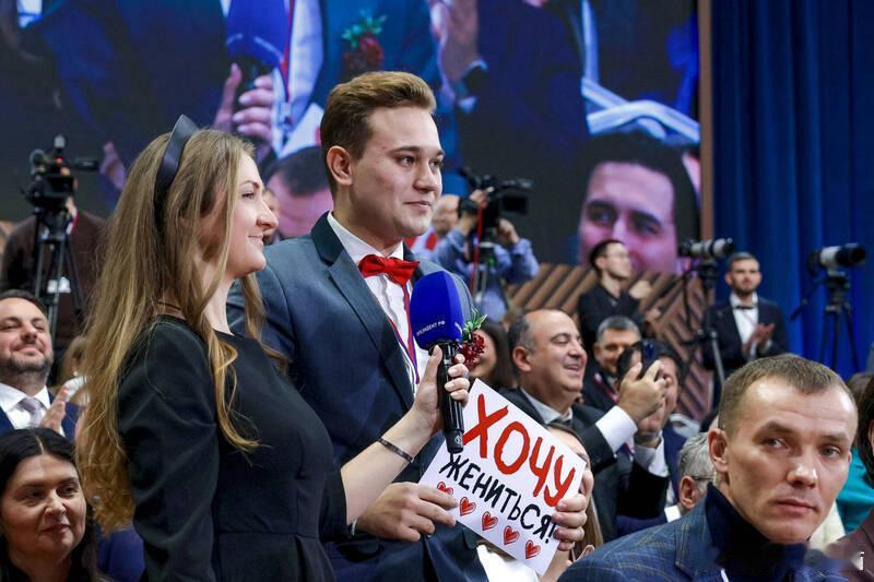 【俄总统普京年终记者会成“求婚现场”，俄媒记者当场求婚成功】海外新鲜事 俄罗斯总