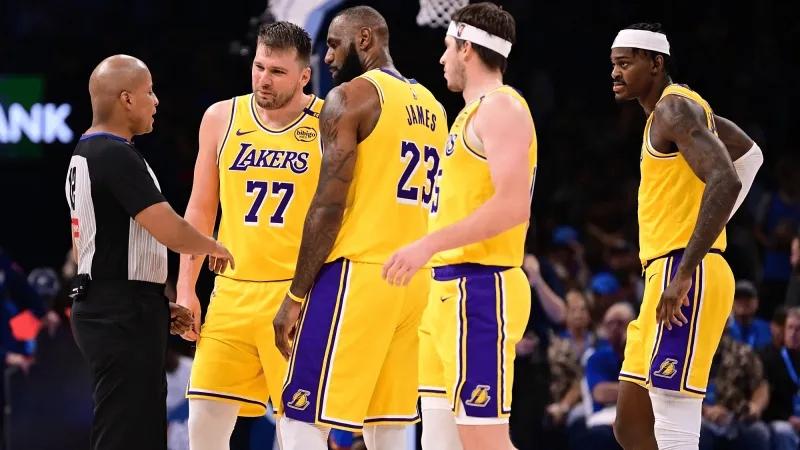 湖人背靠背打马刺，大概率是放掉了。
艾顿赛前才可以决定是否打不打。
詹姆斯左小腿