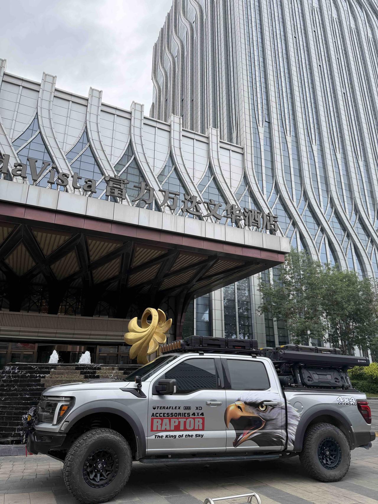 与帅气警察畅聊
登上从乌鲁木齐站开往喀什的直快列车，包厢里有个身着便装的小伙，精