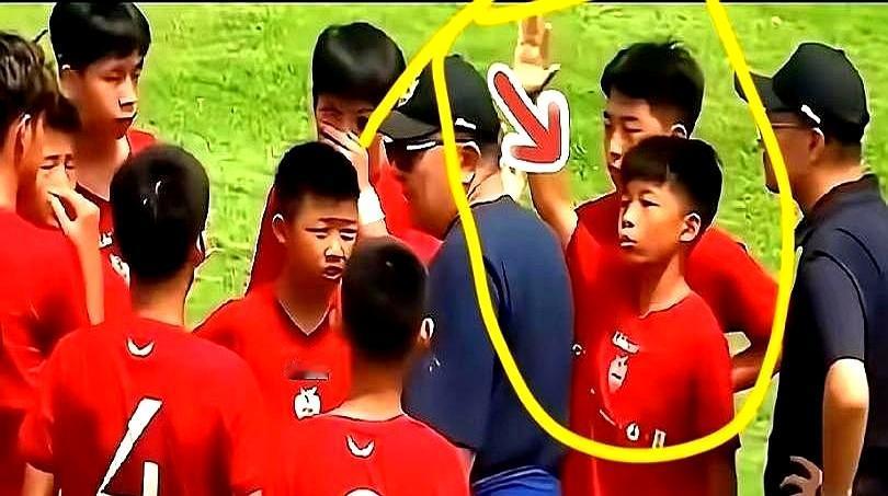当意大利的夜风吹进球场时，点球把比赛拉到刀尖。
替补席一片沉默，平时跳得最高的那
