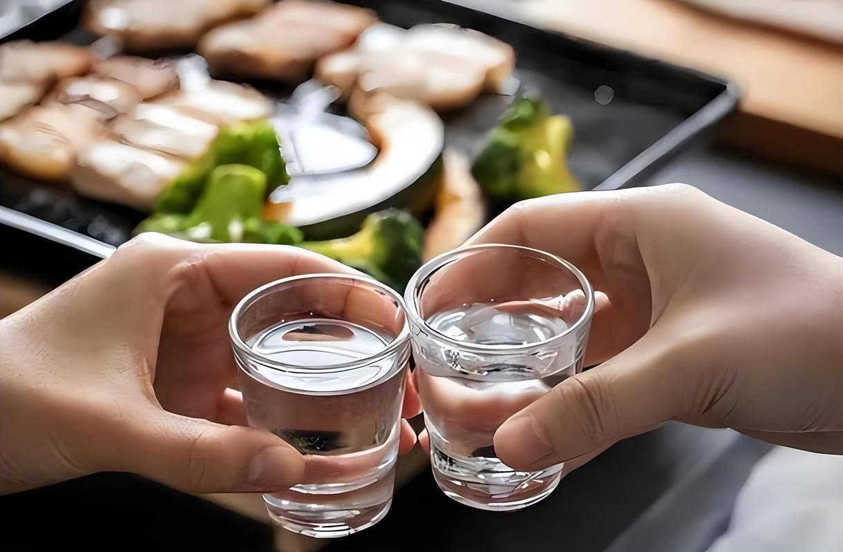 昨晚饭局上，一位大姐多喝了两杯，红着眼说了句掏心窝子的话：
我现在对他就一个要求