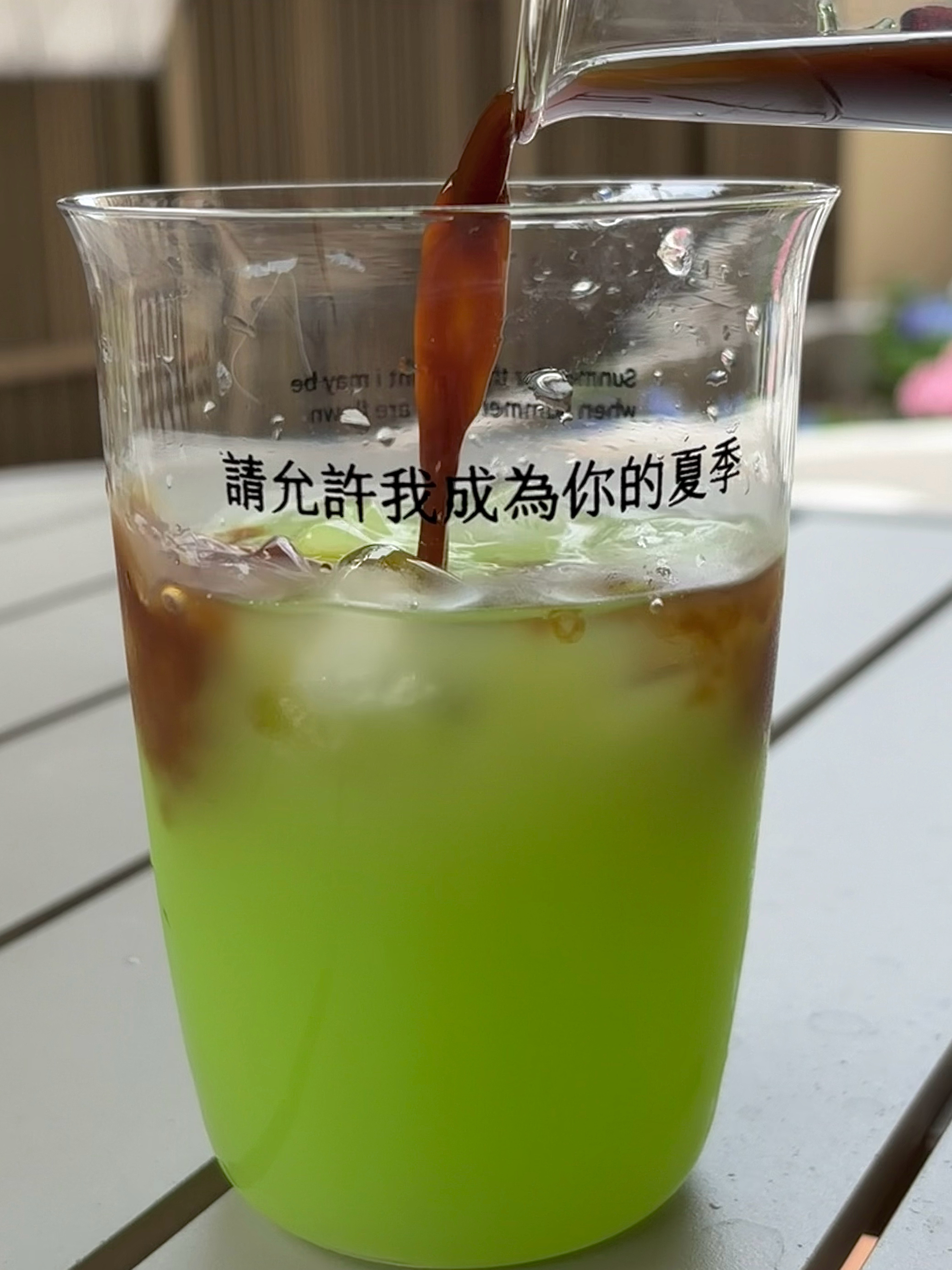 七点多就自然醒了 浇完花遛完勺子 自己回来自制一杯青苹果冰美式 生活也太美好了
