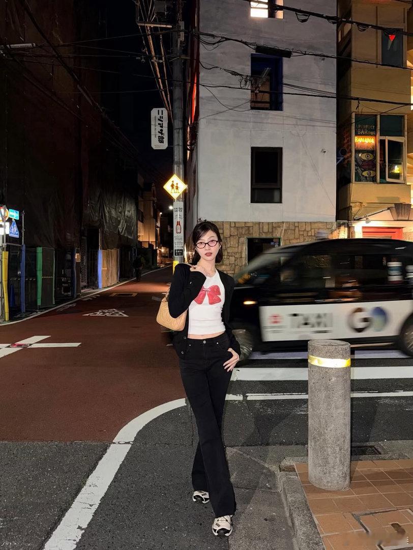 朴秀荣Crush晒照秀恩爱朴秀荣和Crush同游日本，两人在各自ins晒同款街景