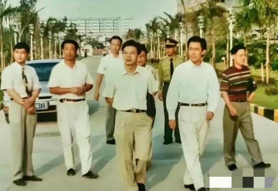 这是1995年，许家印陪他的老板视察珠岛花园的一张老照片，那时他37岁，意气风发
