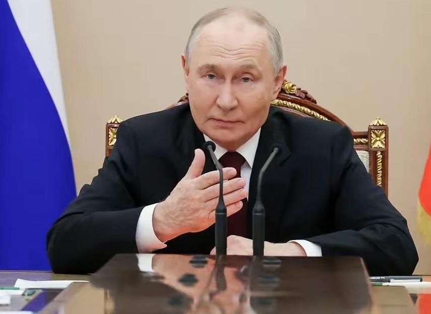 印度也是聪明人，知道最近俄罗斯不好受，于是大量购买俄罗斯的天然气和石油，让俄罗斯