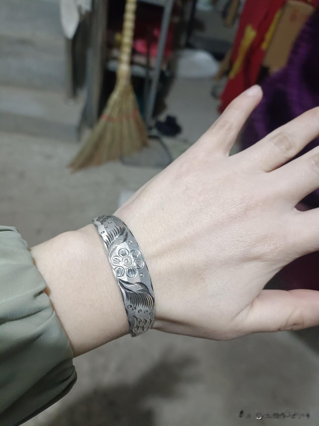 最近银价暴涨，把家里的银镯子翻出来戴。现在怎么看怎么好看！
以前的银镯子做的可真